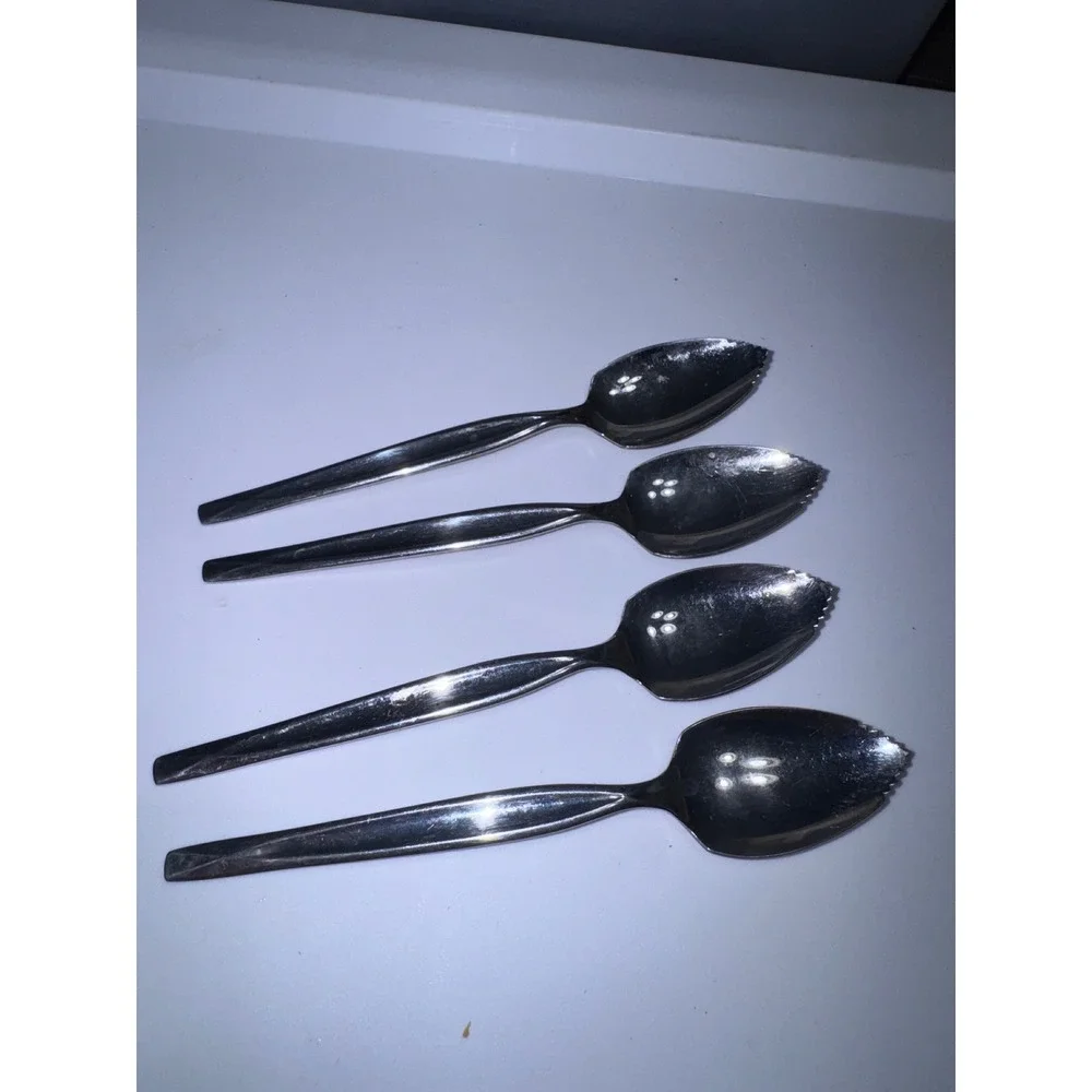 Vintage Wm Rogers Mfg Co Stainless USA Grapefruit Spoons Serrated Set of 4 6in